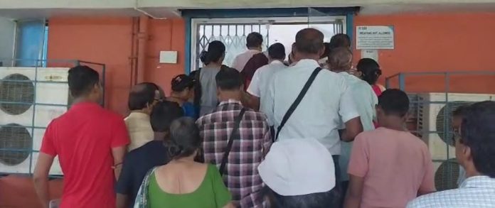 প্রায় দু ঘণ্টা পর বিকল্প চাবি দিয়ে খোলা হলো ব্যাংক